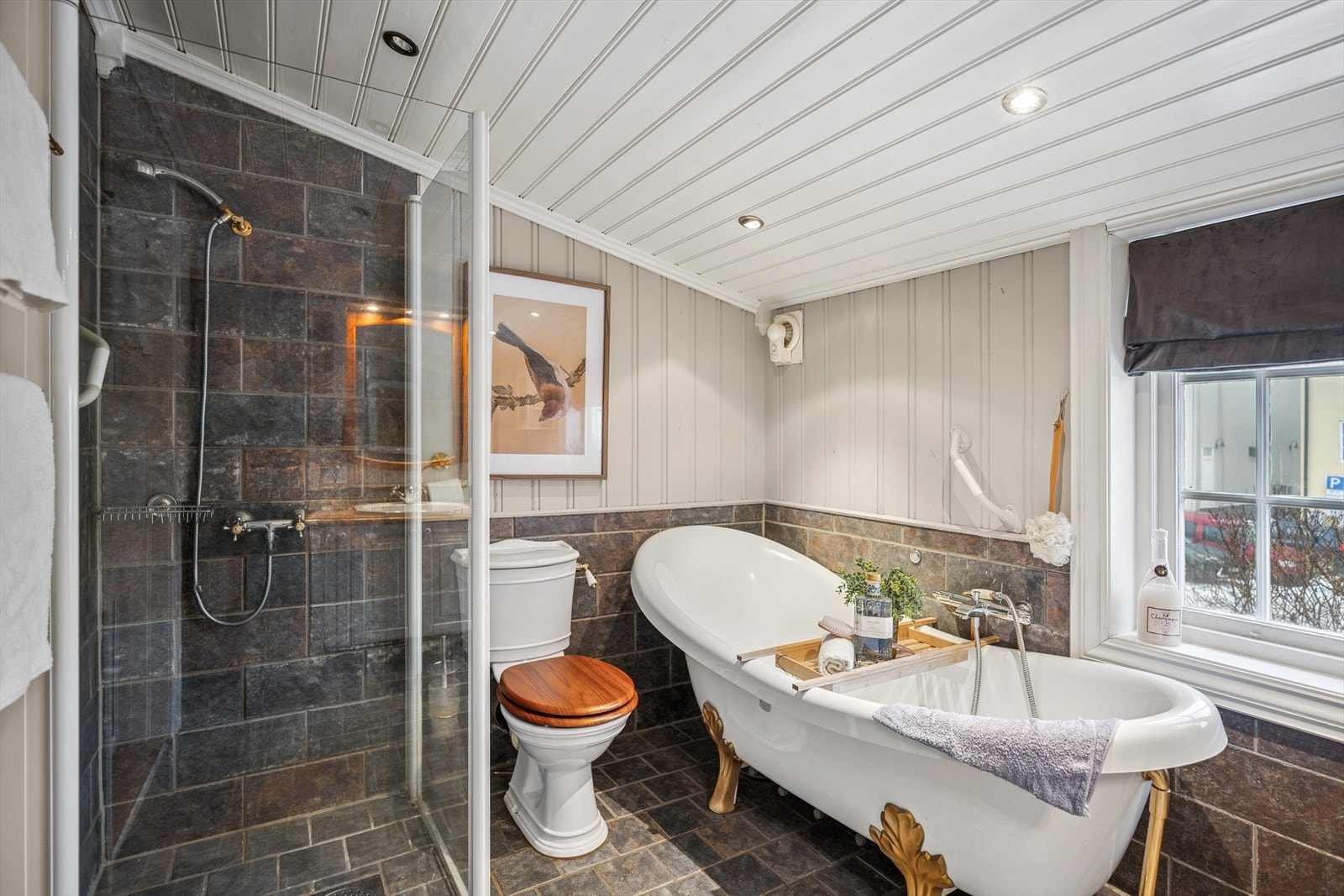 Baderommet er innredet med dusjhjørne og et flott badekar. Galleribilde