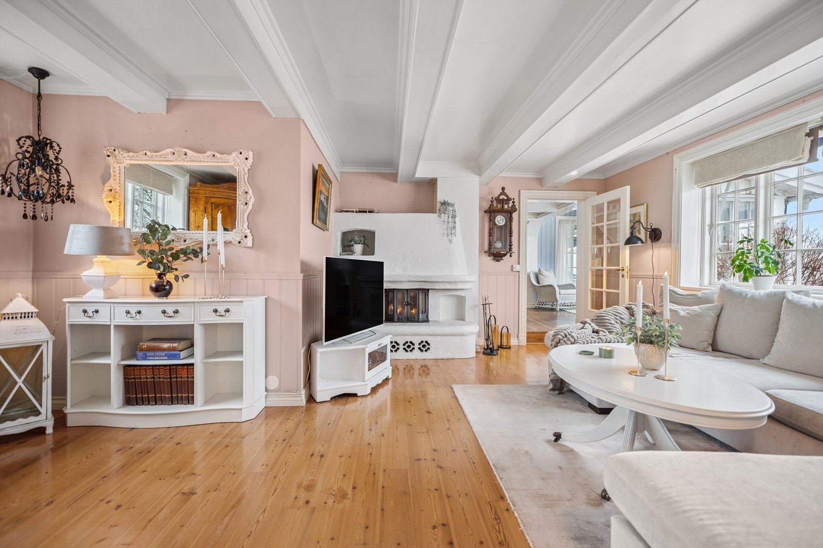 Boligens første etasje inneholder entré, gang, stue, spisestue, kjøkken og soverom. Galleribilde