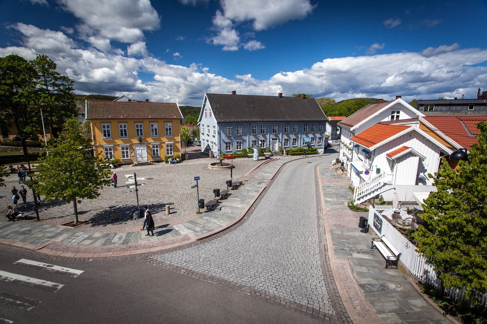 Om sommeren fylles torget med markedsboder og besøkende som nyter den livlige atmosfæren. Galleribilde