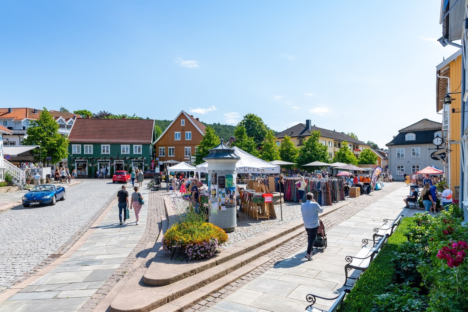 Drøbak torg - Et hyggelig møtested omgitt av sjarmerende trehus, kafeer og butikker. Galleribilde