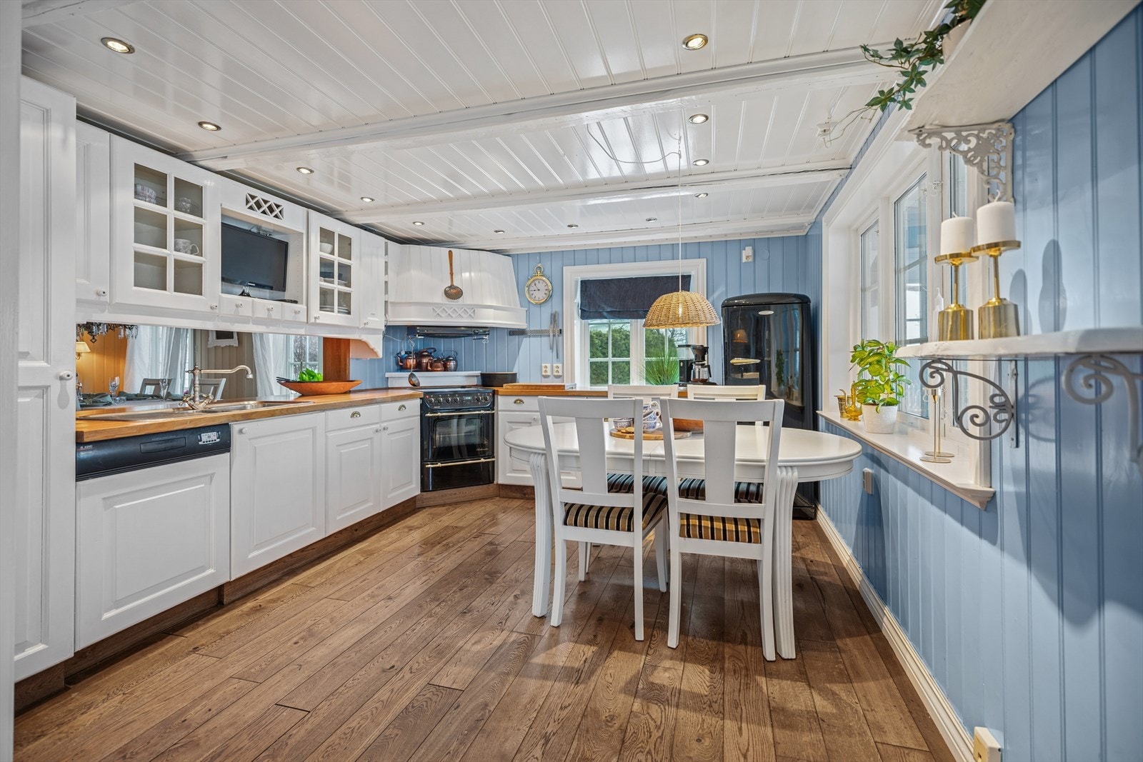 Kjøkkenet er romslig og har god plass til spisebord. Galleribilde