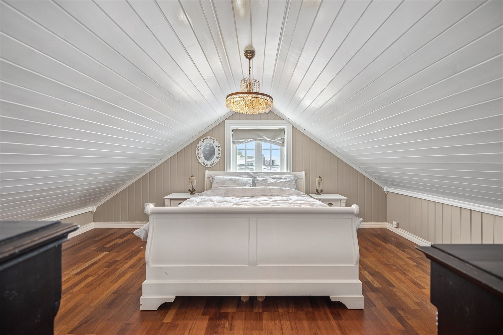 Soverommet har god plass til dobbeltseng og tilhørende møblement. Galleribilde