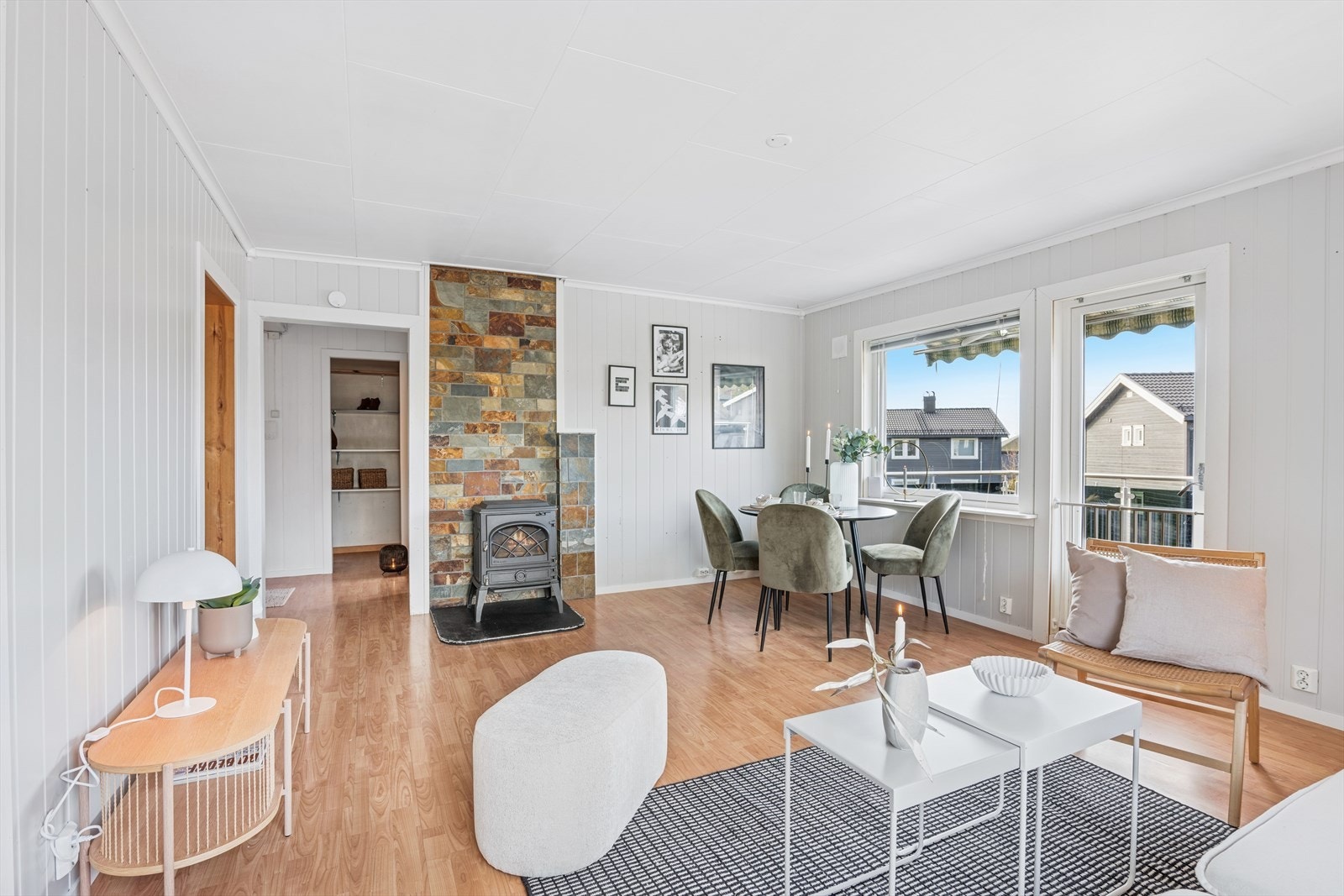 Det er montert vedovn i stue. Her kan man fyre på ekstra kalde vinterdager, eller bare for kosens skyld Galleribilde