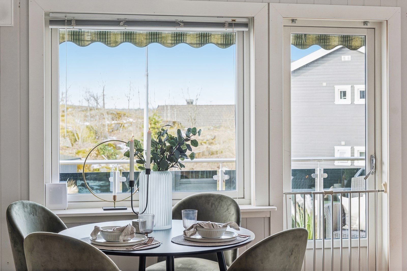 Fra stuen er det en utgang til en vestvendt balkong Galleribilde