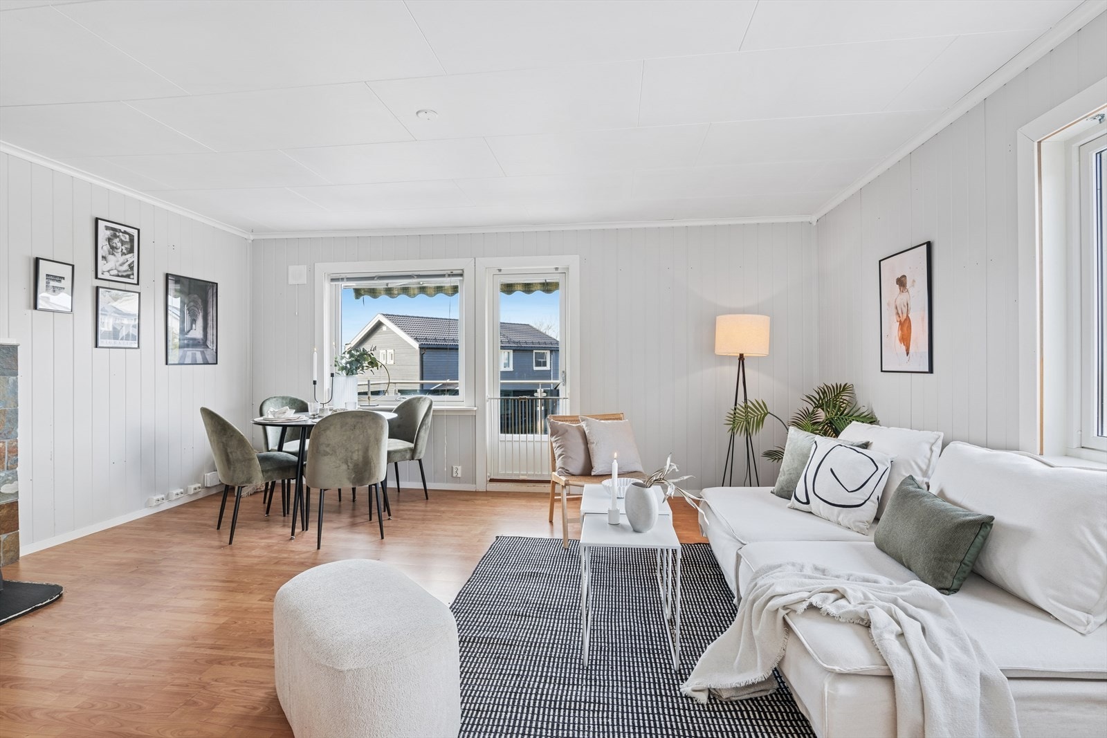 Her er det god plass til både TV- og spisestue Galleribilde