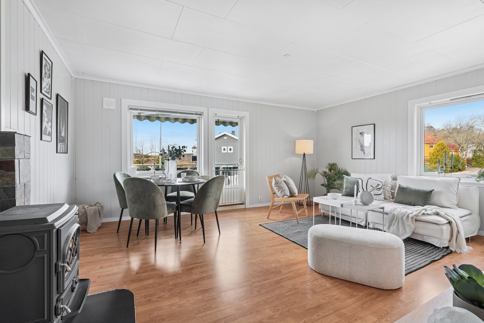 Stuen er romslig og har godt med lysinnslipp fra store vindusflater Galleribilde