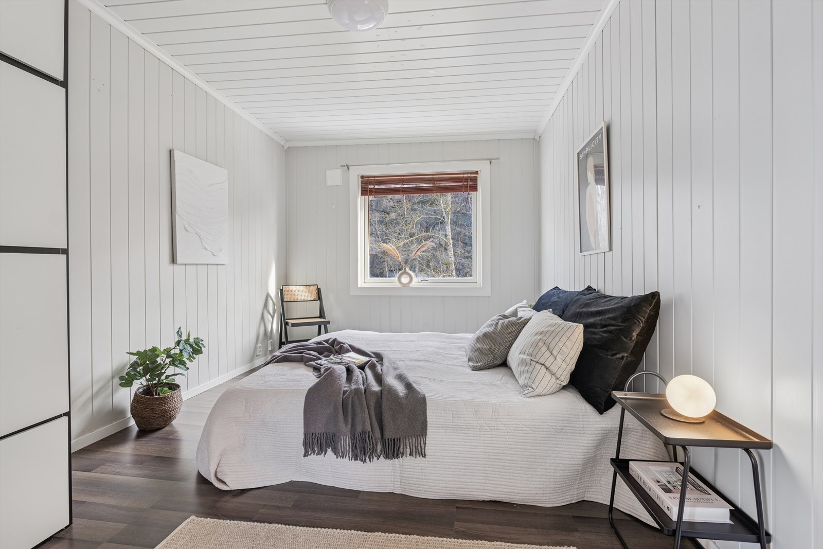 Soverommet har god plass til både dobbeltseng og nattbord Galleribilde