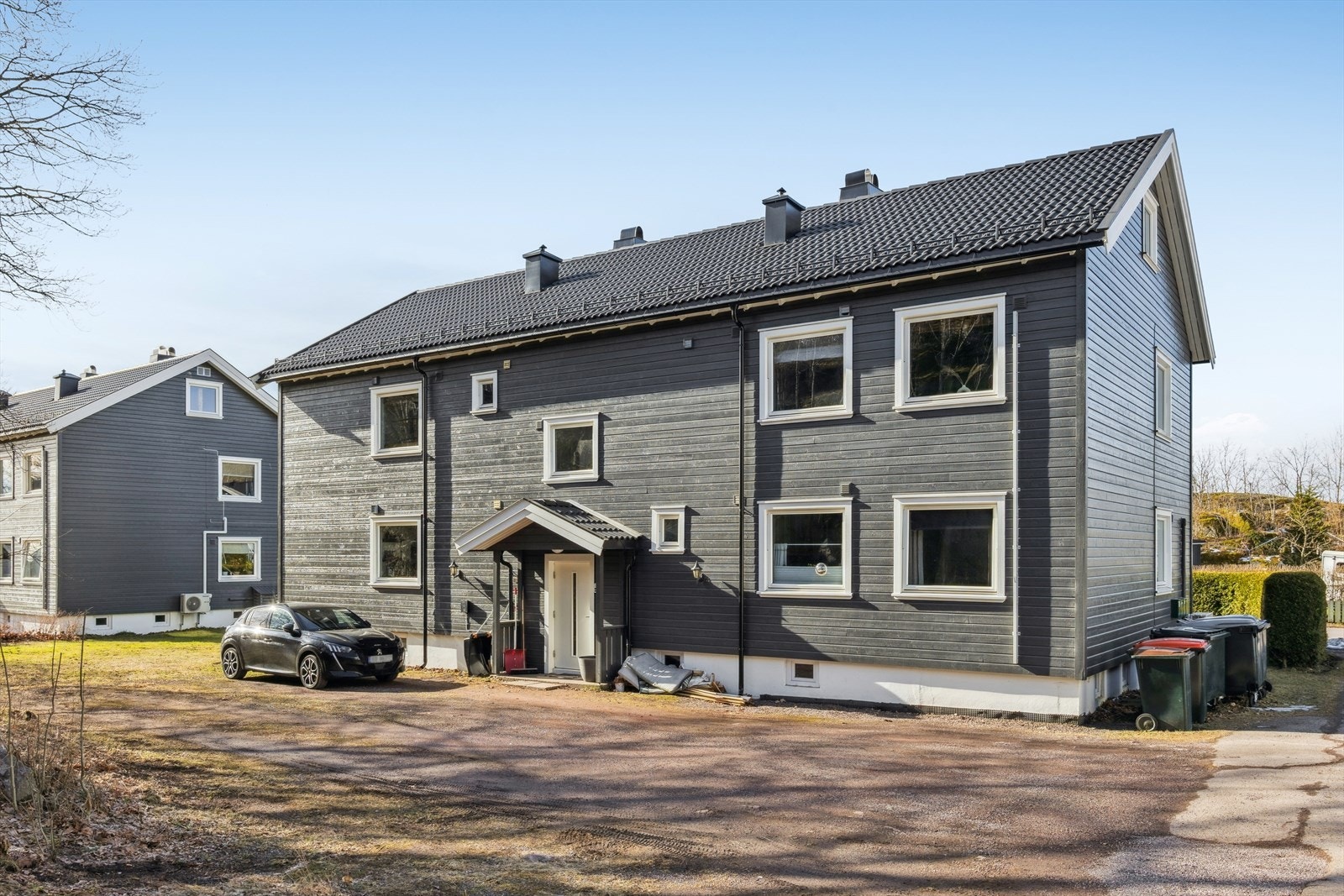 Felles parkering for beboerne ved inngangsparti Galleribilde