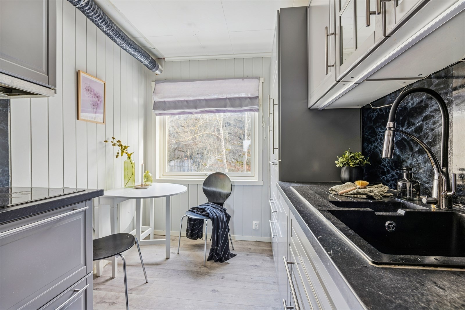 Det er integrert komfyr, micro, platetopp og oppvaskmaskin Galleribilde