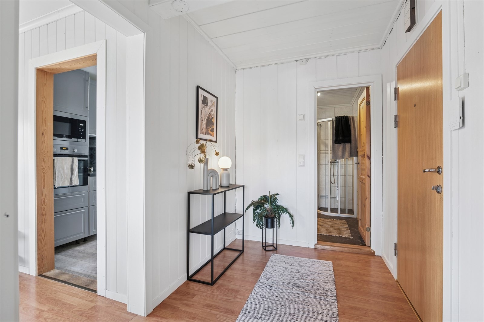 Hyggelig entré med god plass til å henge fra seg yttertøy og sette fra seg sko. Her er det også en praktisk bod/garderobe Galleribilde
