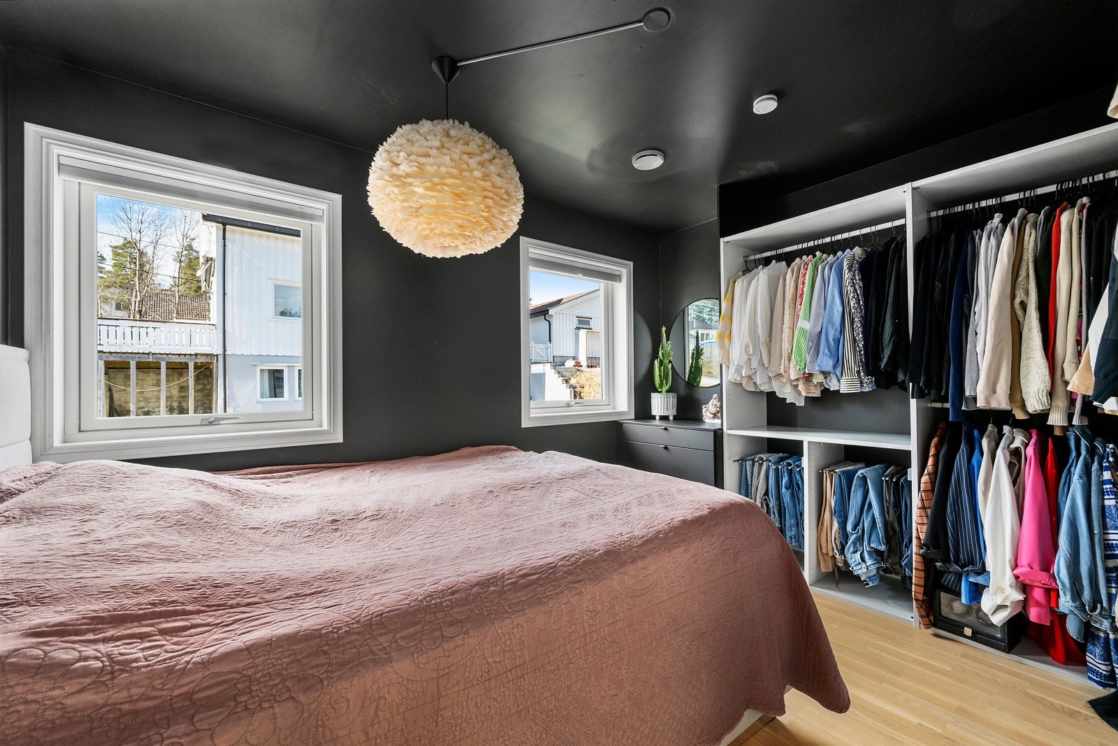 Lunt og innbydende hovedsoverom med plass til dobbeltseng. Galleribilde