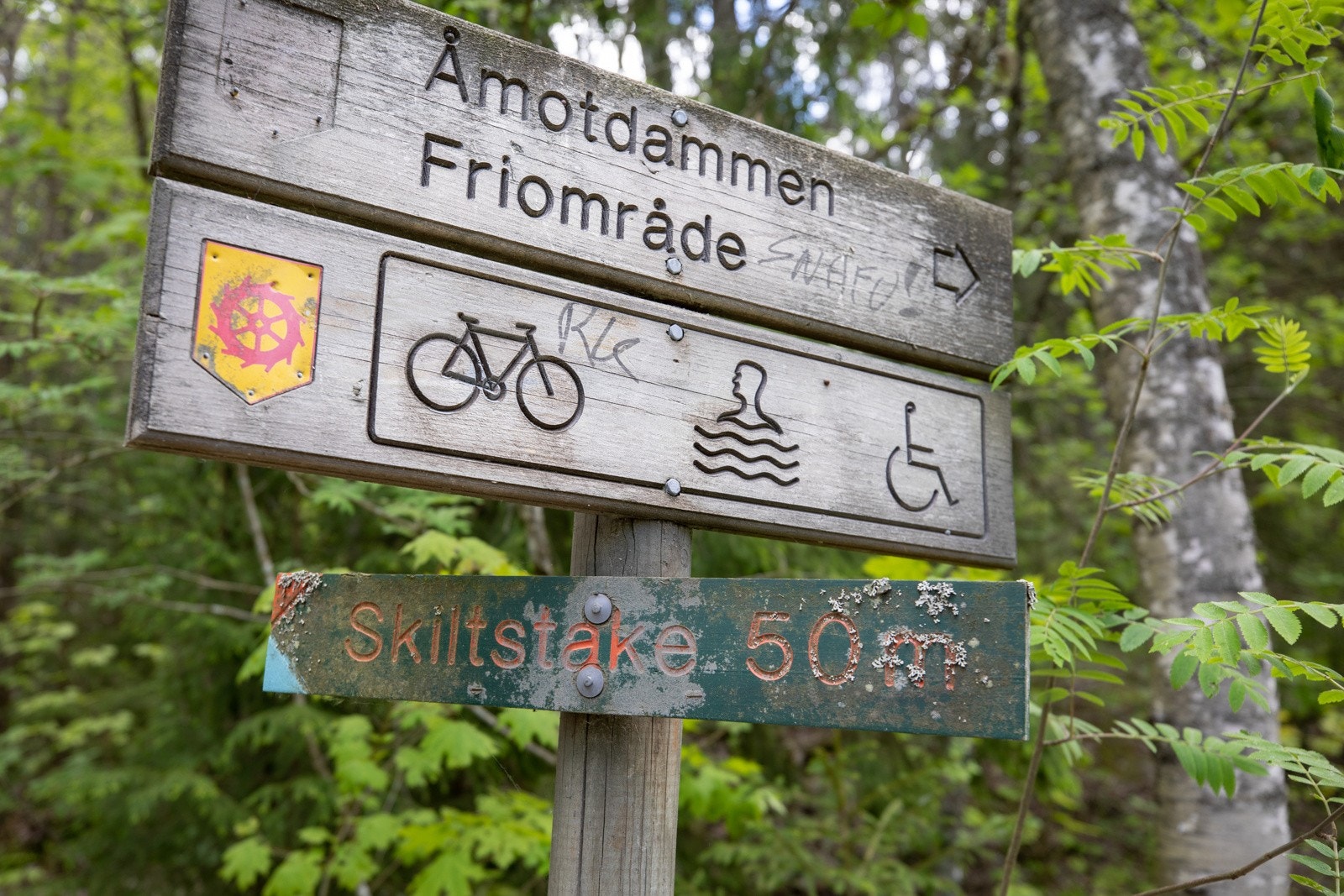 Østmarka byr på mange fine turstier, og bade- og fiskevann på sommerstid. På vinteren preppes det milelange skiløyper. Galleribilde