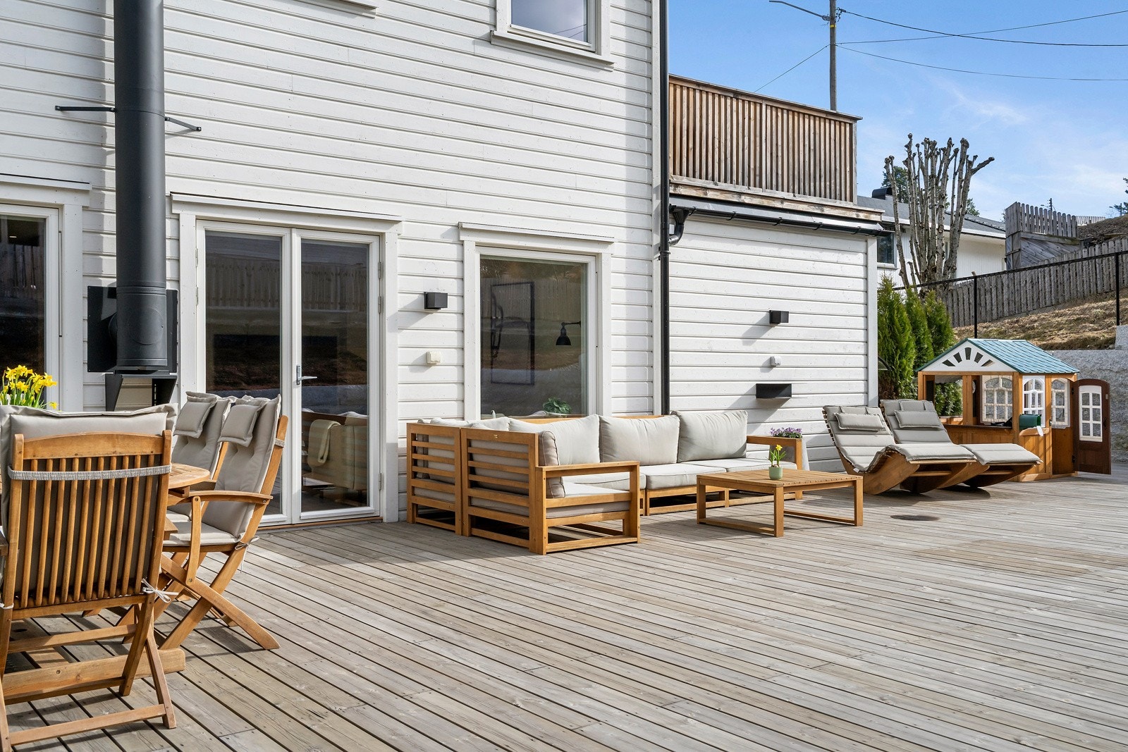 Utenfor stue og kjøkken ligger en stor og solrik terrasse på hele 100 kvm! Galleribilde