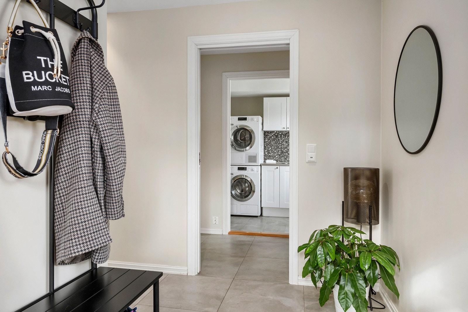 Entré, hall, wc og vaskrom har alle flislagte gulv med underliggende gulvvarme. Galleribilde