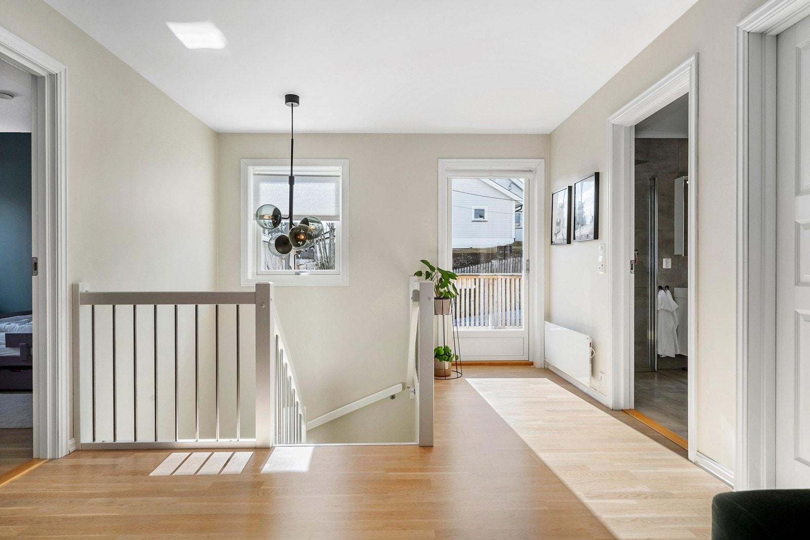 Fra gang/stue i 2. etasje er det utgang til sydvendt takterrasse. Galleribilde