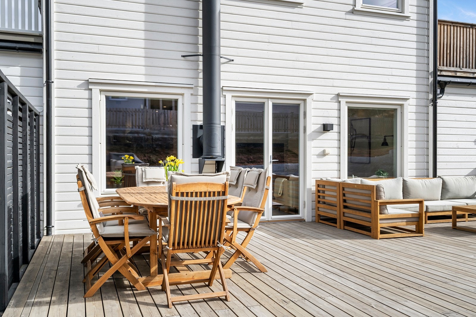 Her er det god plass til å skape et hyggelig uterom med spisebord formiddager, hagelounge, grill, og gode solstoler for de solfylte dagene. Galleribilde