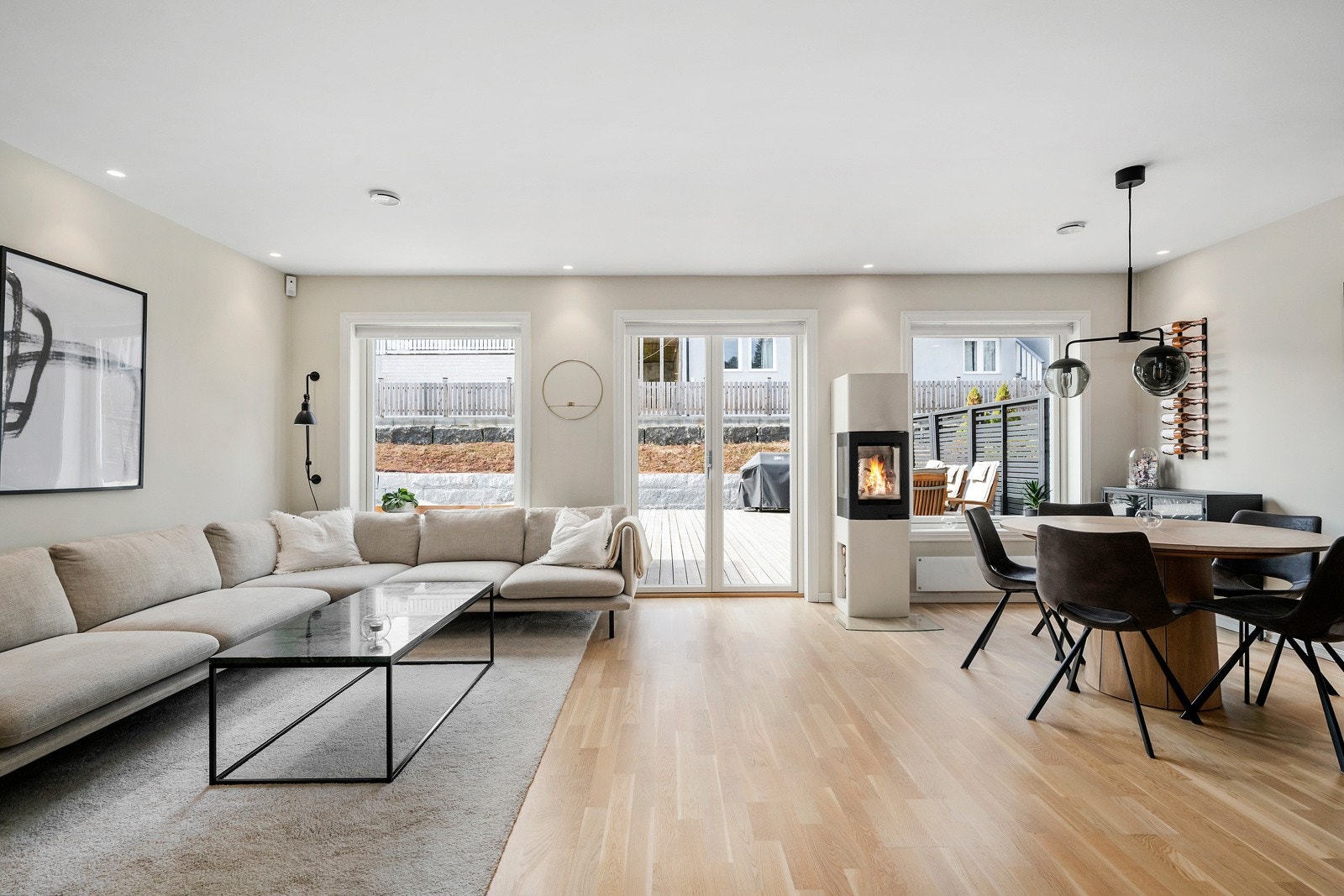 Et luftig allrom med god løsning og plass til både sofahjørne og stort spisebord. Galleribilde