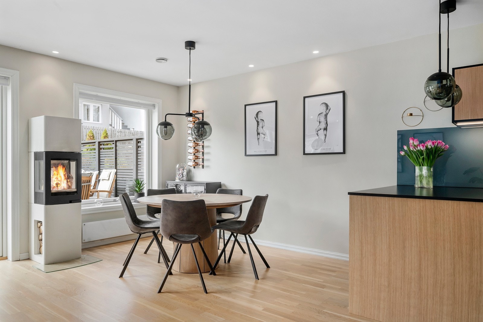 Spisebordet kan plasseres i praktisk nærhet til kjøkken, slik at det er enkelt å ha kontakt med gjestene. Galleribilde