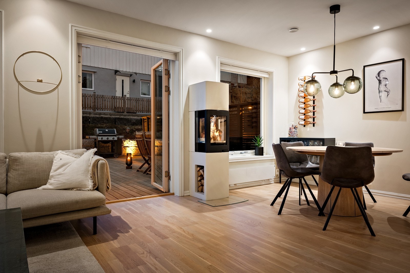 Lekkert interiør med downlights, peisovn fra 2021, prakettgulv og slette vegger malt i lun og tidsriktig farge. Galleribilde