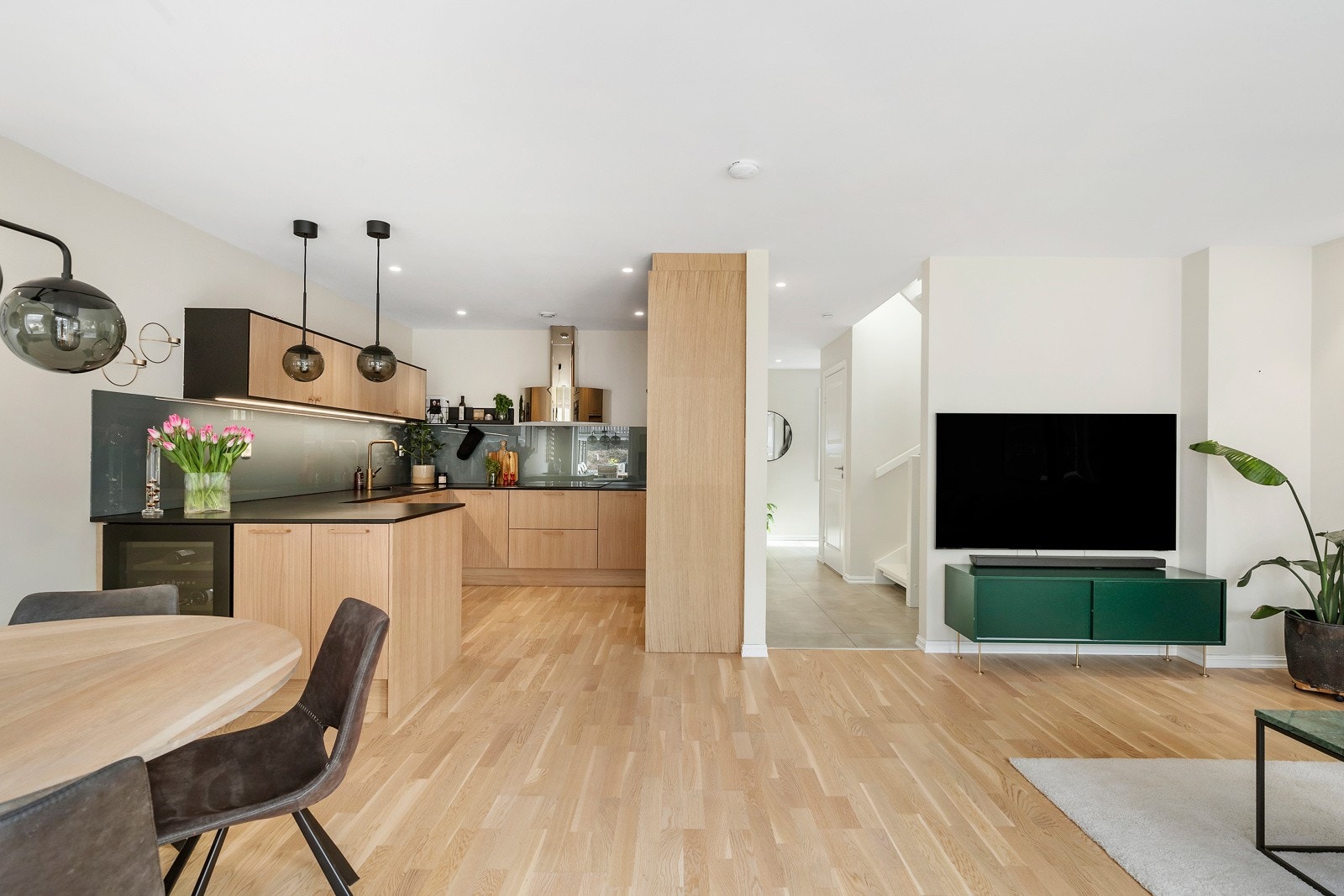 Kjøkkenet ligger i åpen løsning til stue og spisestue, tilbaketrukket i egen sone i bakkant. Galleribilde