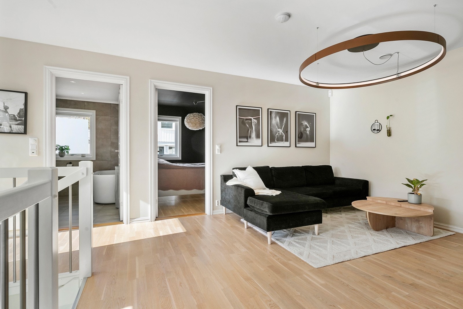 I boligen 2.etasje ligger ytterligere en stue perfekt som tv-stue eller eget oppholdsrom til barna. Galleribilde