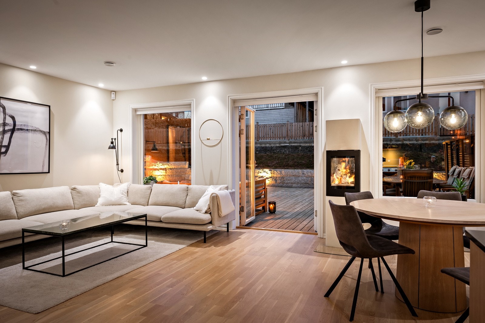 Boligen har et lunt og innbydende allrom med stue og kjøkken i åpen løsning, med utgang til terrassen. Galleribilde