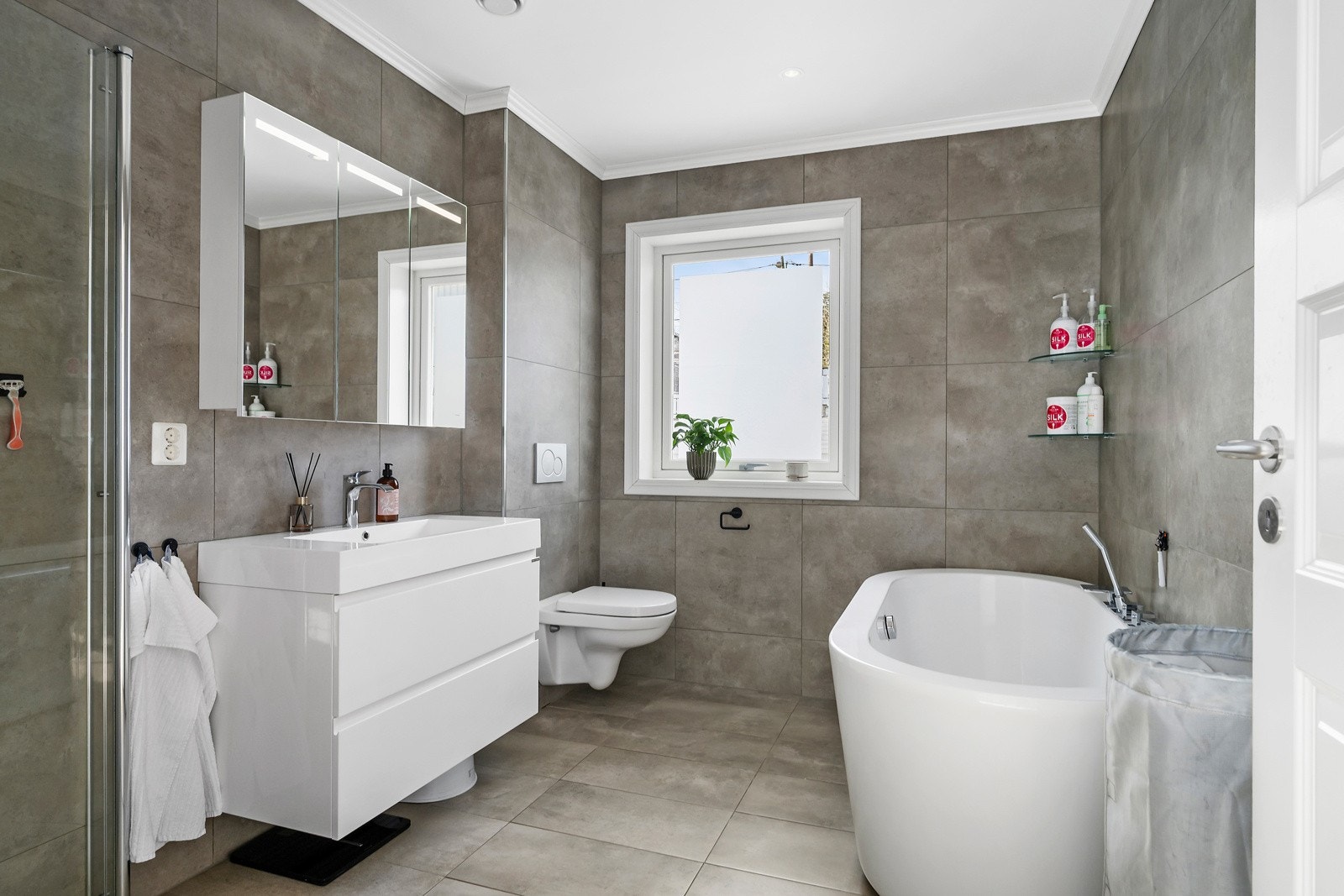 Badet i boligen ligger i 2. etasje, praktisk plassert til alle soverommene. Galleribilde