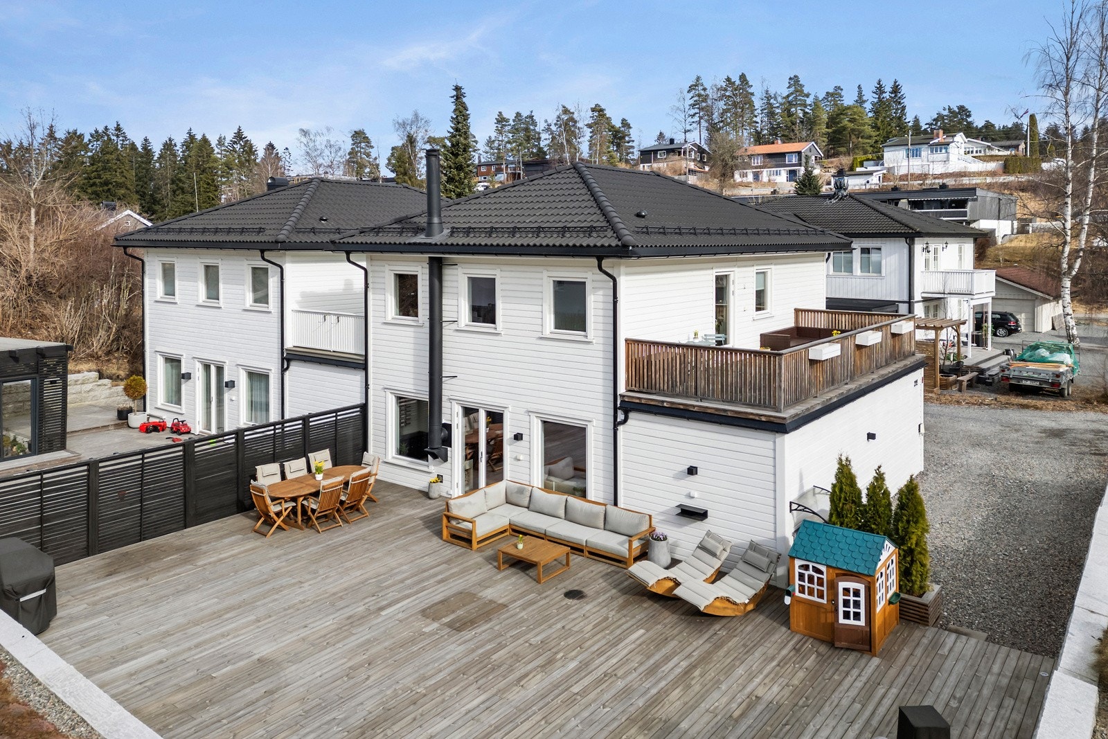 En moderne familiebolig med flott uterom og garasje, med tilbaketrukket beliggenhet i et rolig boligområde. Galleribilde