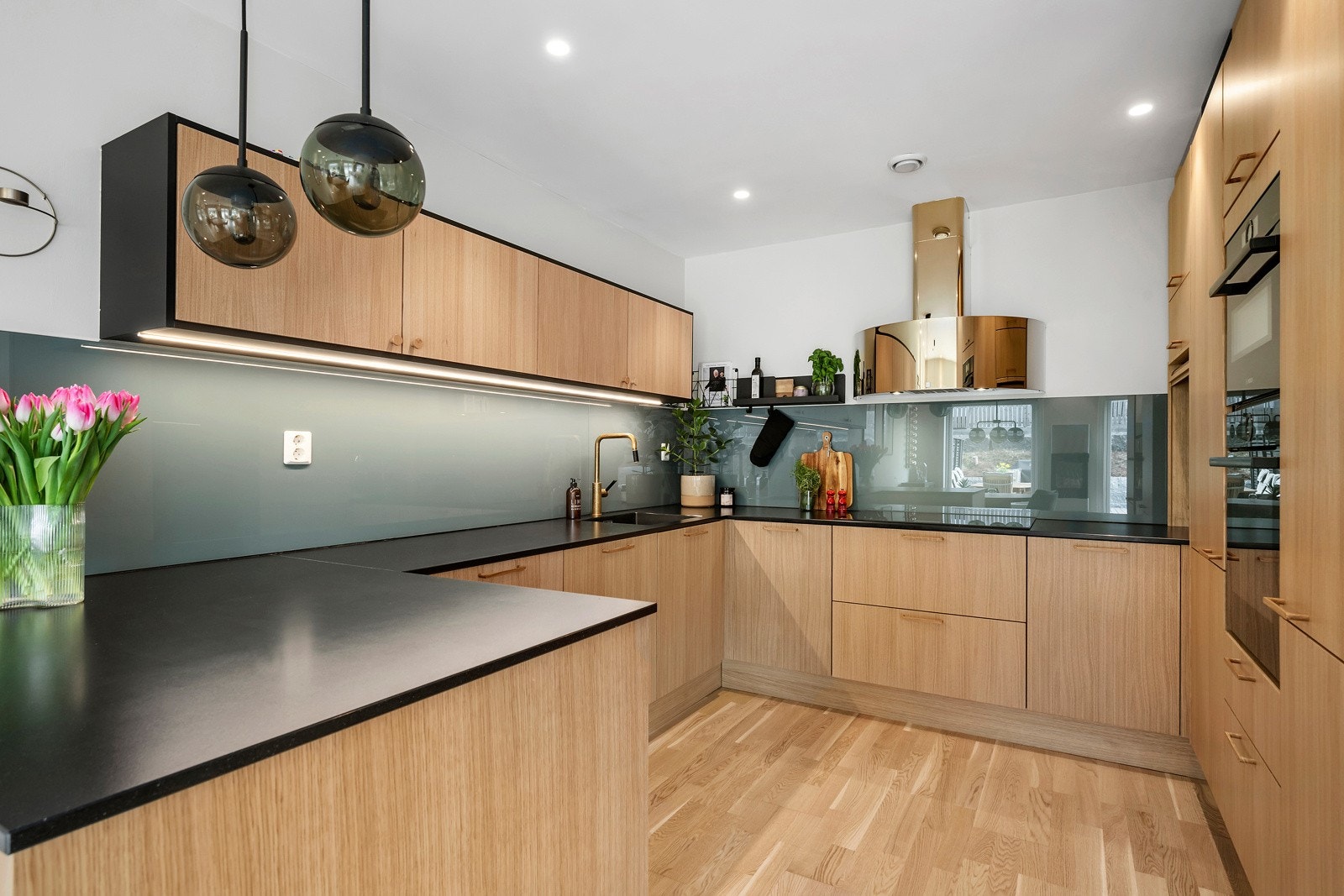 Det tidsriktige kjøkkenet ble fullstendig pusset opp i 2019, og igjen oppgradert med nye fronter og kran i 2024. Galleribilde