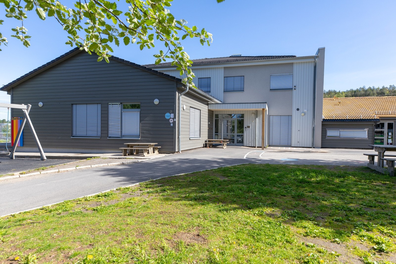 Trygg og kort gangavstand via gangvei til flere barnehager og skole. Her ved Løvlia barnehage. Galleribilde