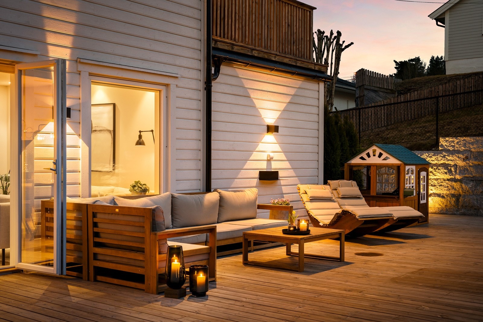 Meget tiltalende enebolig i kjede fra 2018, med god standard, fin planløsning for familier, og utdøkte uteplasser på hele 122 kvm! Galleribilde