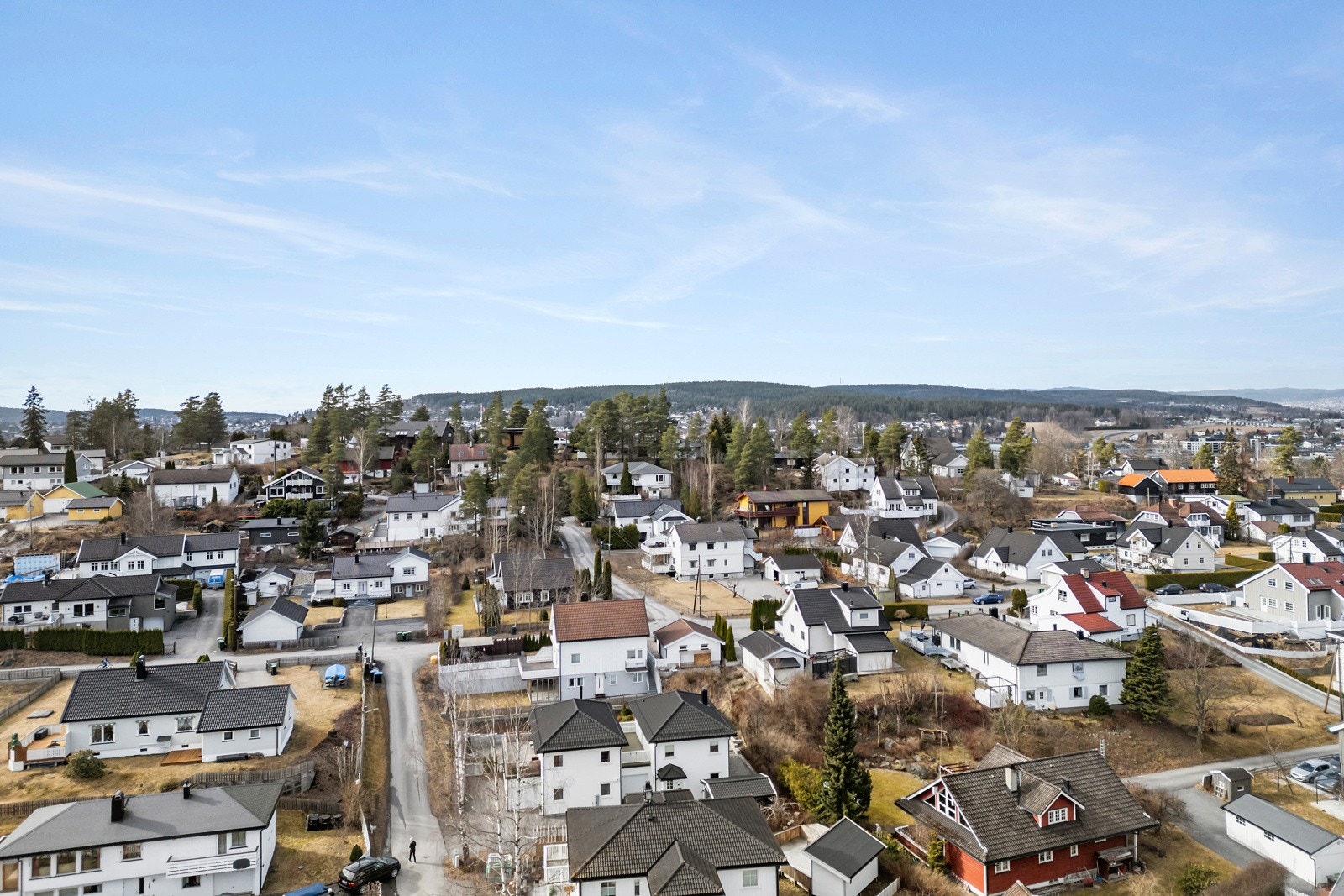 Det er under 10 minutter til både Strømmen og Lillestrøm med alle fasiliteter. Galleribilde