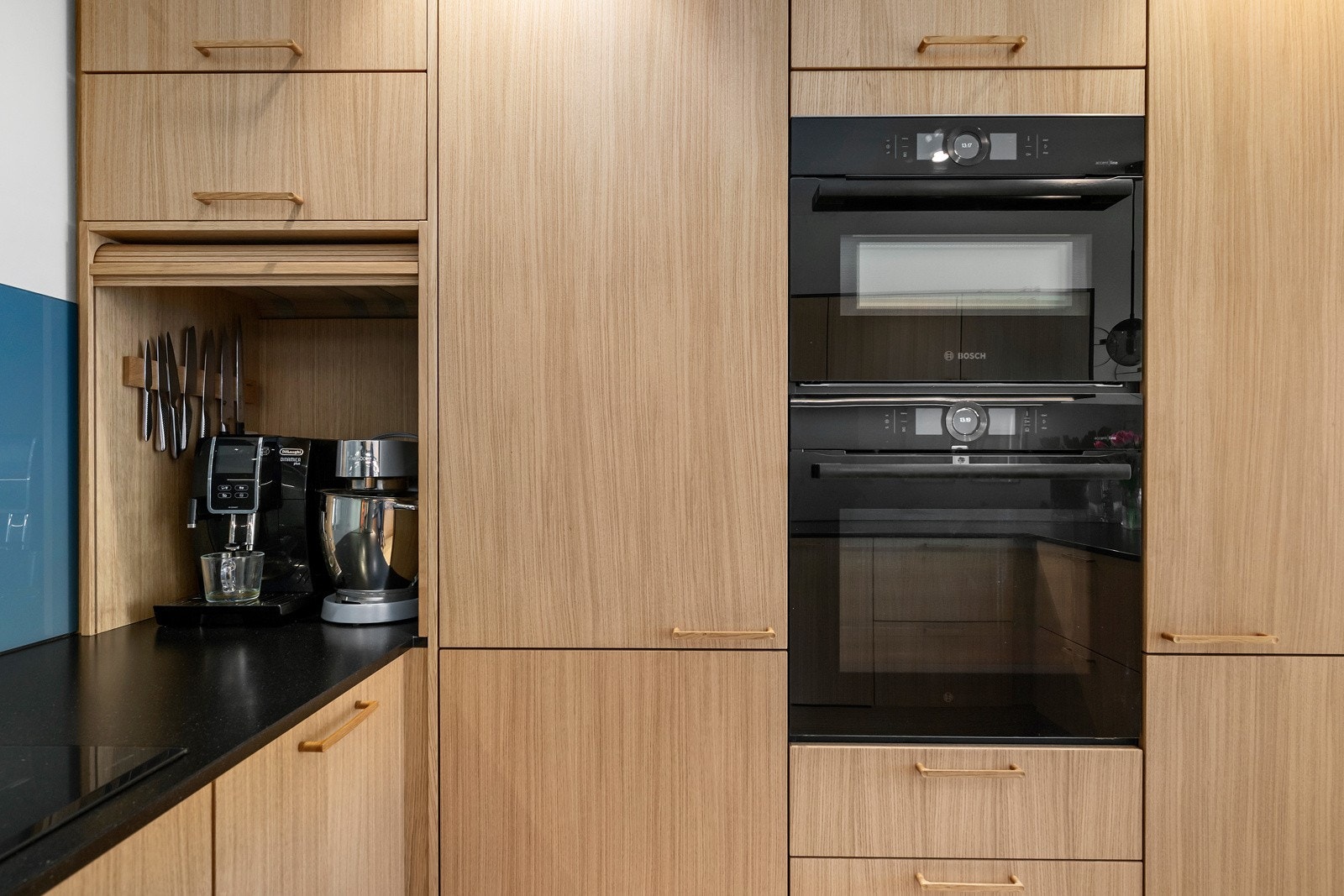 Kjøkkenet er komplett utstyrt med integrerte hvitevarer som medfølger. Vannstoppsystem er installert. Galleribilde