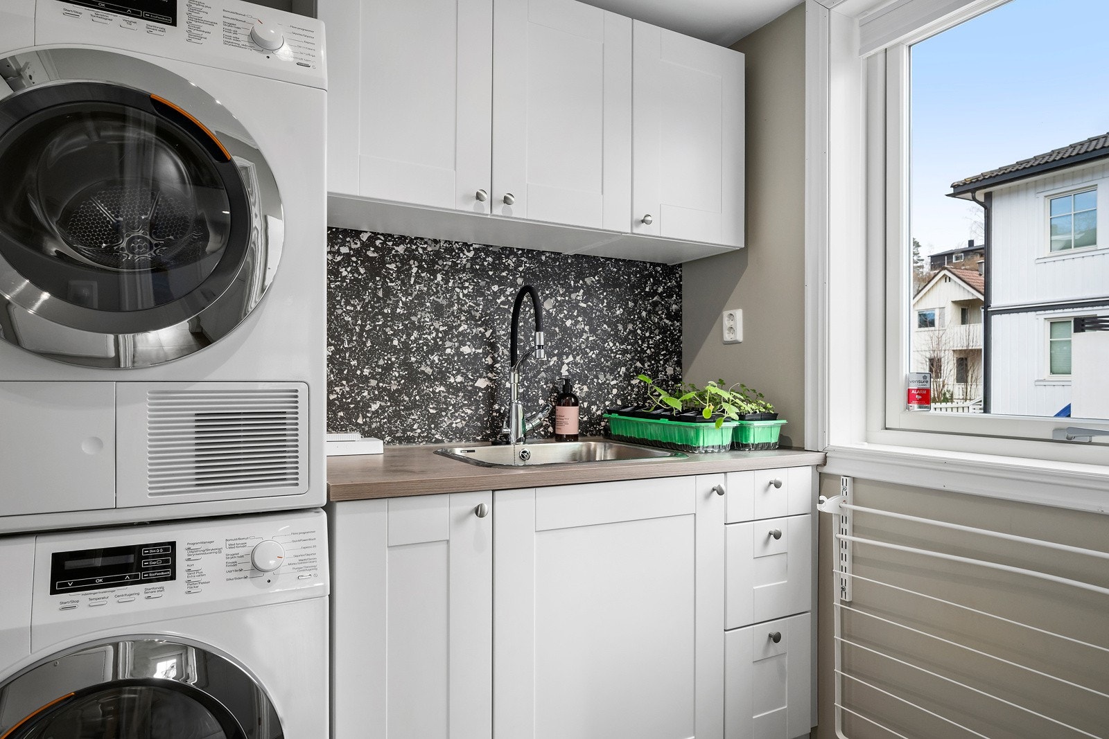 På motsatt siden av hallen er det også praktisk vaskerom med garderobe/bod tilknyttet - svært etterlengtet for barnefamilier. Galleribilde