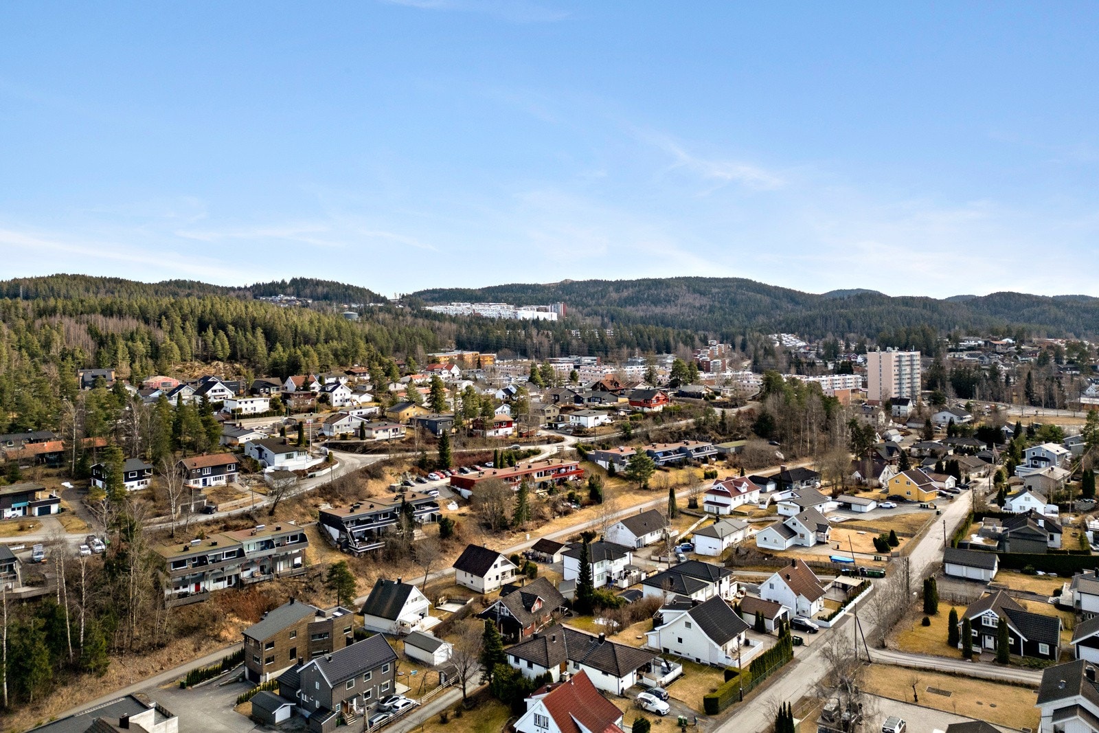 Boligen ligger rett ved Løvenstad Torg med trygg gangvei til barnehage, skole, butikk og bussholdeplass. Galleribilde