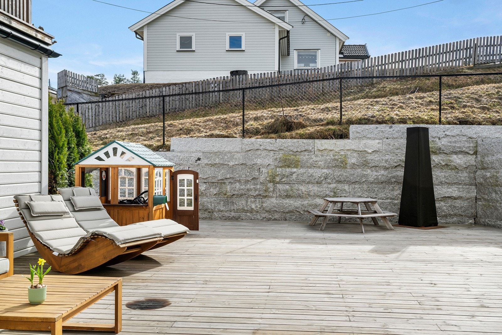 Terrassen ble bygget av nåværende eier i 2021, og har treplatting avgrenset med støttemur i naturstein med lekker belysning. Galleribilde