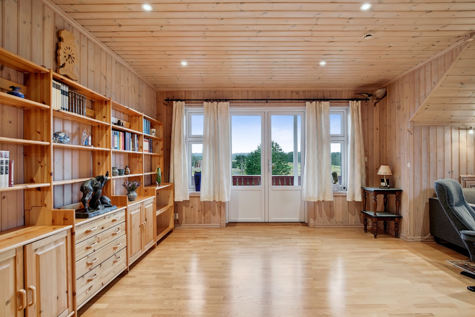 Lys loftsstue med utgang til balkong. Et kjærkomment ekstra oppholdsrom for både små og store! Galleribilde