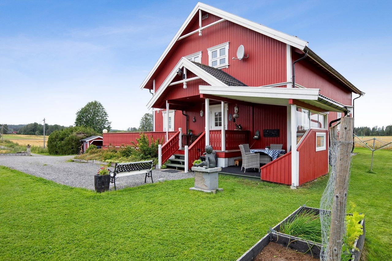 Overbygget inngangsterrasse, i tillegg til en lun og trivelig overbygget platting på 9 m2. Galleribilde