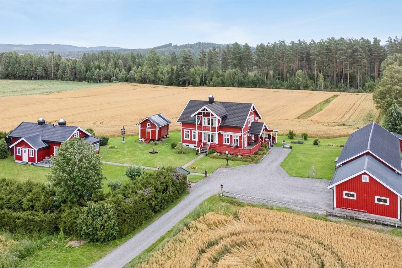 Velkommen til et vakkert småbruk med velholdt enebolig, kårbolig, stabbur, hønseshus og låve/garasje omkranset av åker og eng! Galleribilde