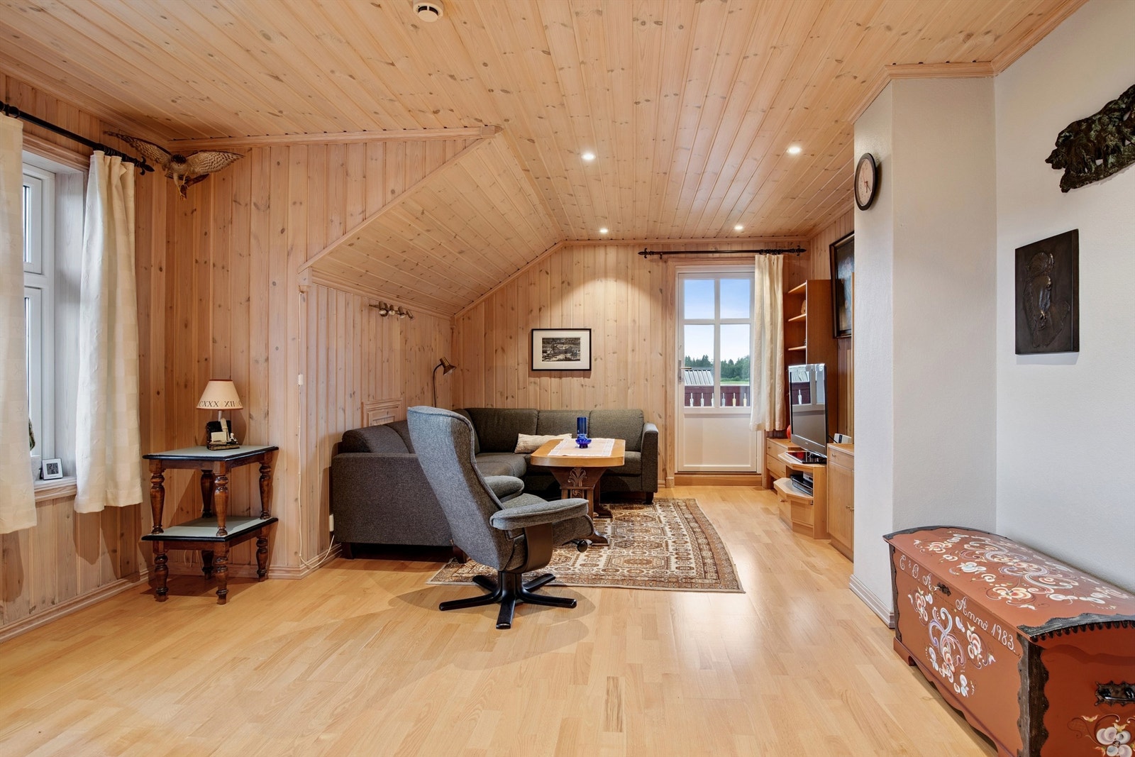 Loftsstuens skråtak og parkett skaper en lun atmosfære, og rommet har flere innredningsmuligheter. Galleribilde