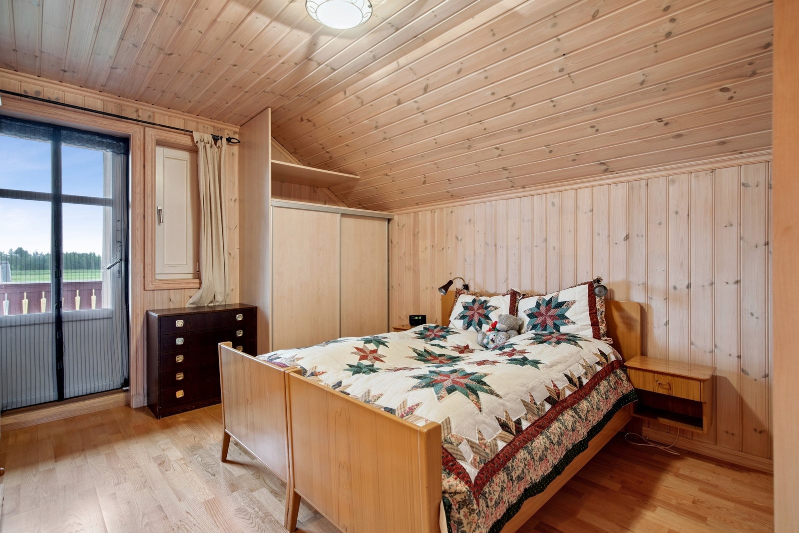 Hovedsoverom med utgang til privat balkong på 10m². Galleribilde