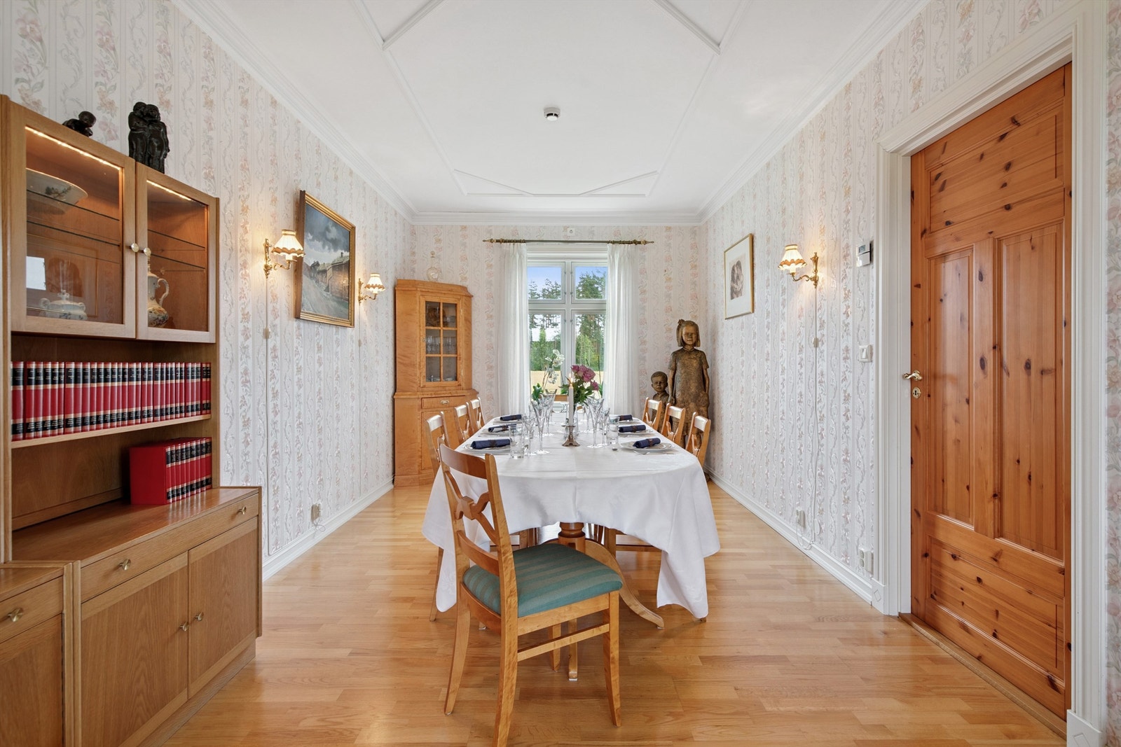 Et opprinnelig soverom er tatt inn i stuen og innredet som spisestue, med vakker utsikt til åker og eng. Galleribilde