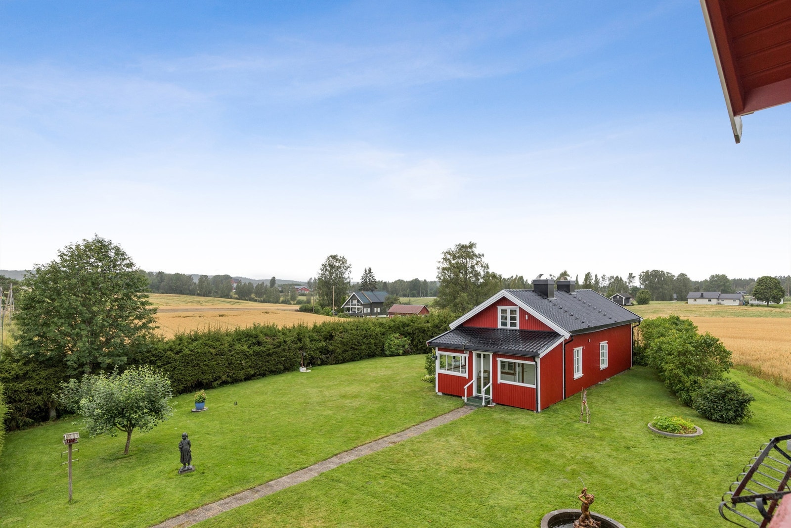 Velstelt hage med prydbusker og beplantning. Boligtunet er på til sammen ca 4 dekar. Kårboligen ligger tilbaketrukket. Galleribilde
