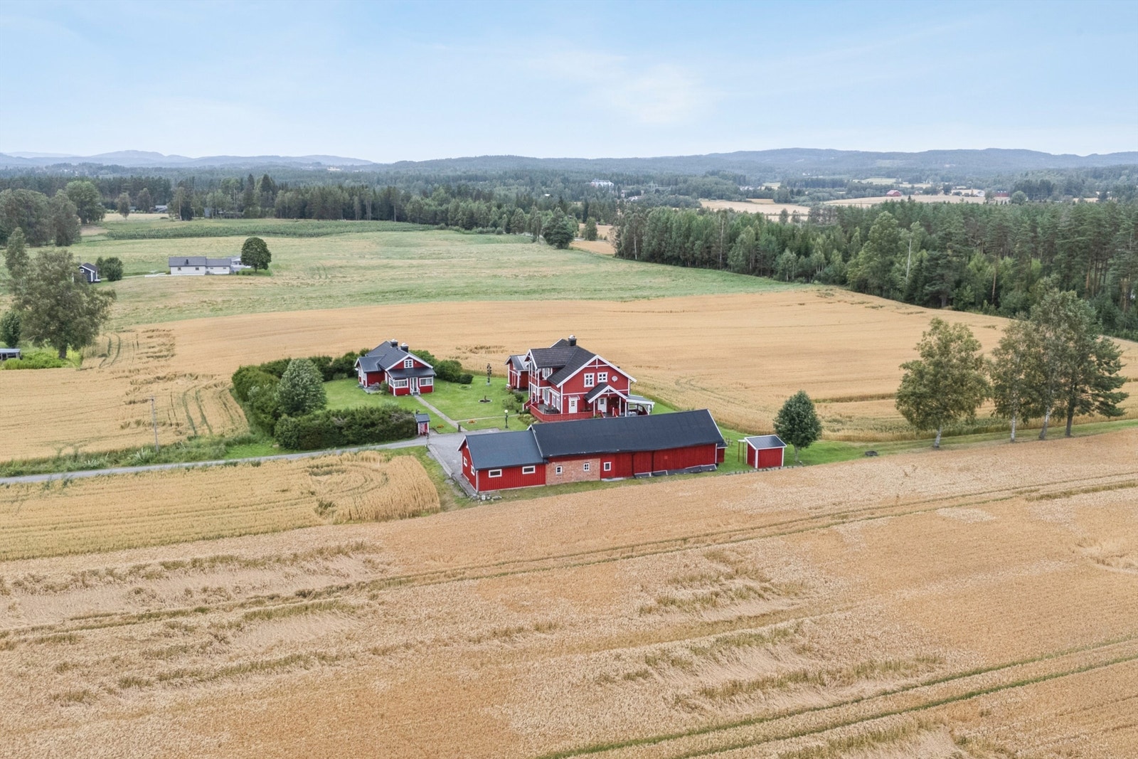 Eiendommen ligger i landlige omgivelser på Gaustad, mellom Skotterud og Magnor. Galleribilde