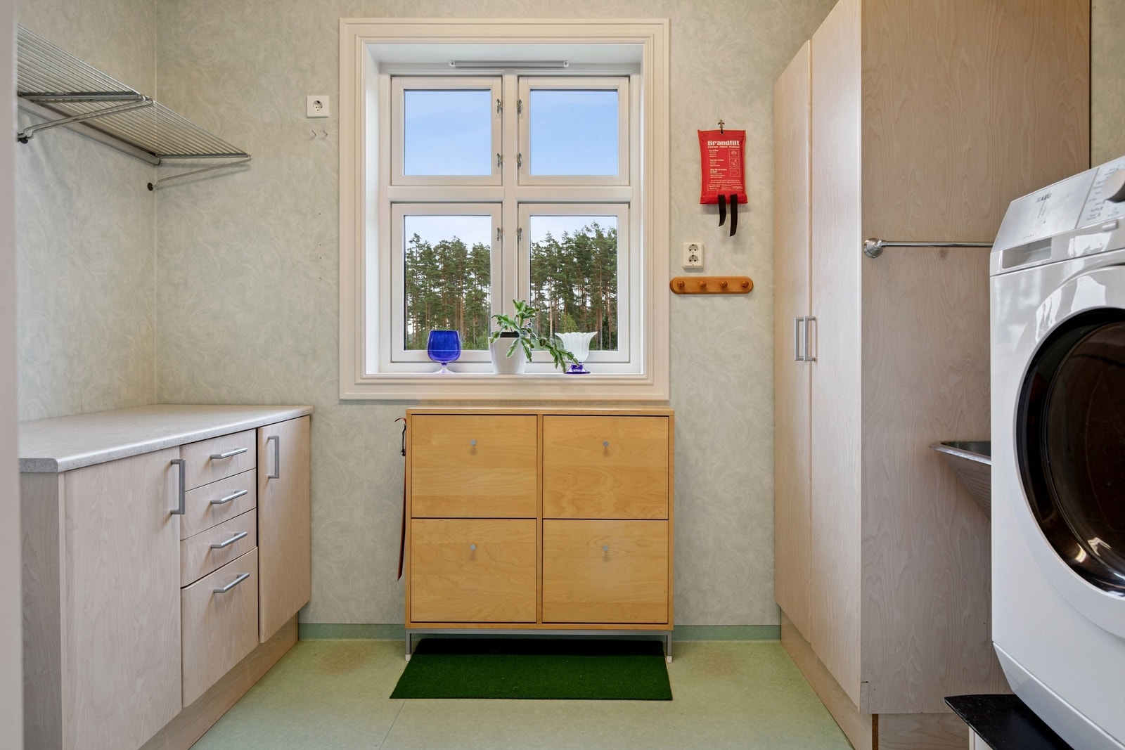 Romslig vaskerom med god skapplass, utslagsvask og opplegg for vaskemaskin. Adkomst fra entréen. Galleribilde