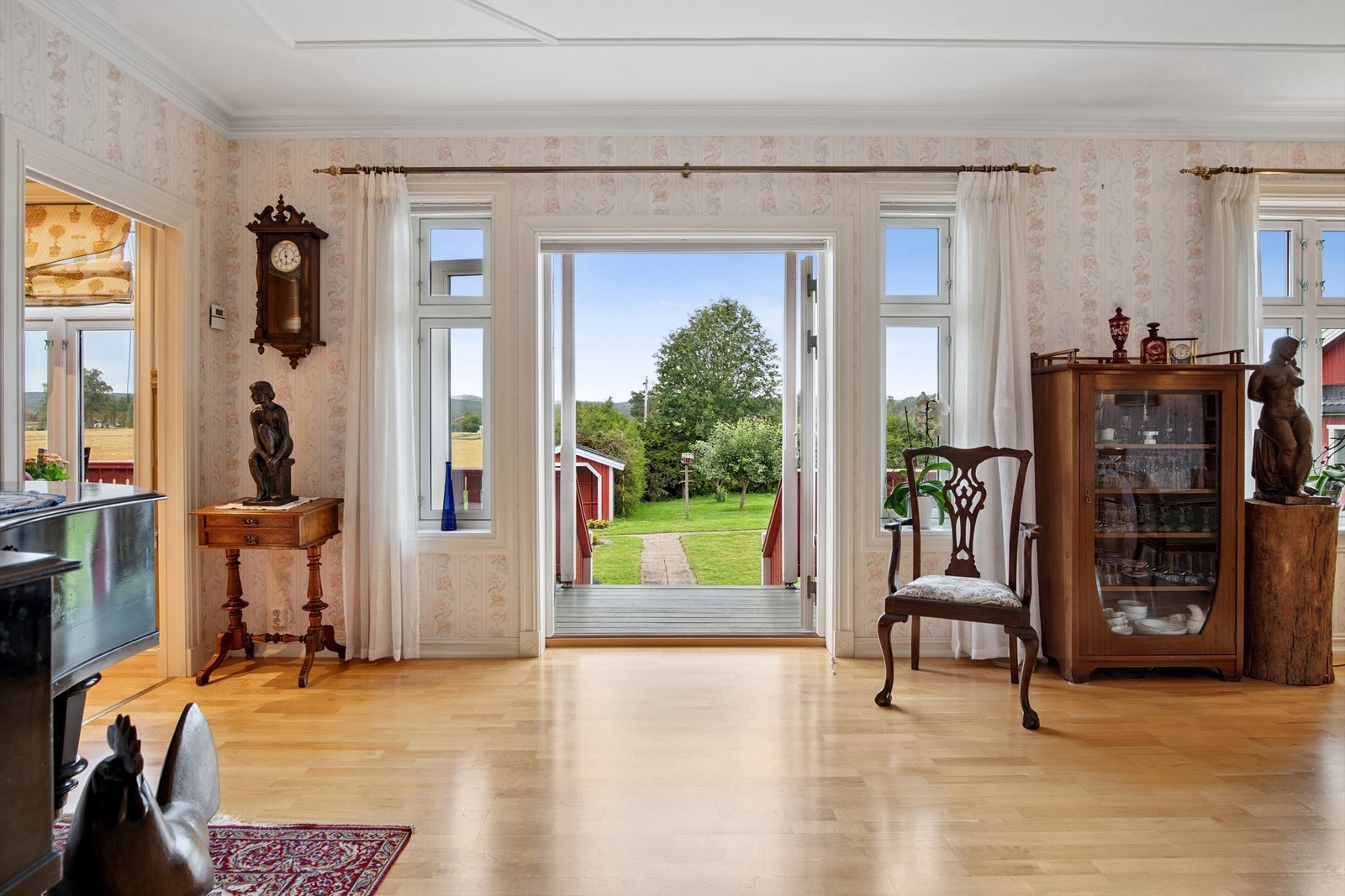 Utgang fra stue til terrasse og hage via en tofløyet dør. Galleribilde