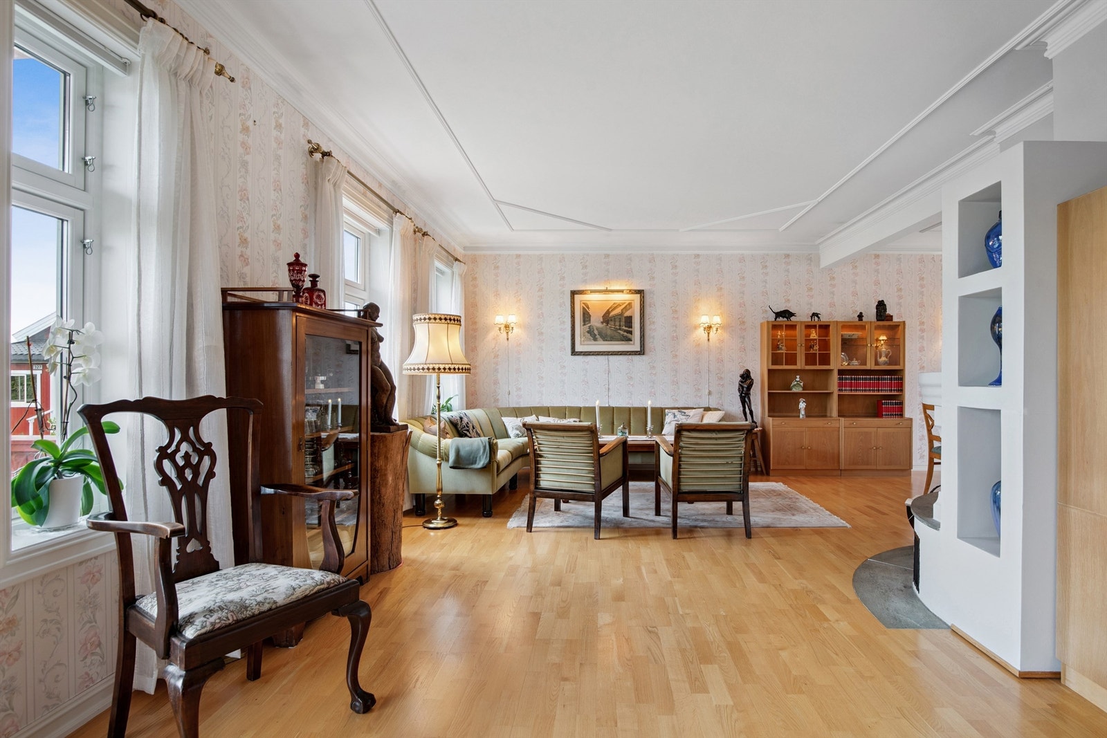 Stuen er innredet med parkett på gulv, klassisk tapet og himling med dekorlister. Galleribilde