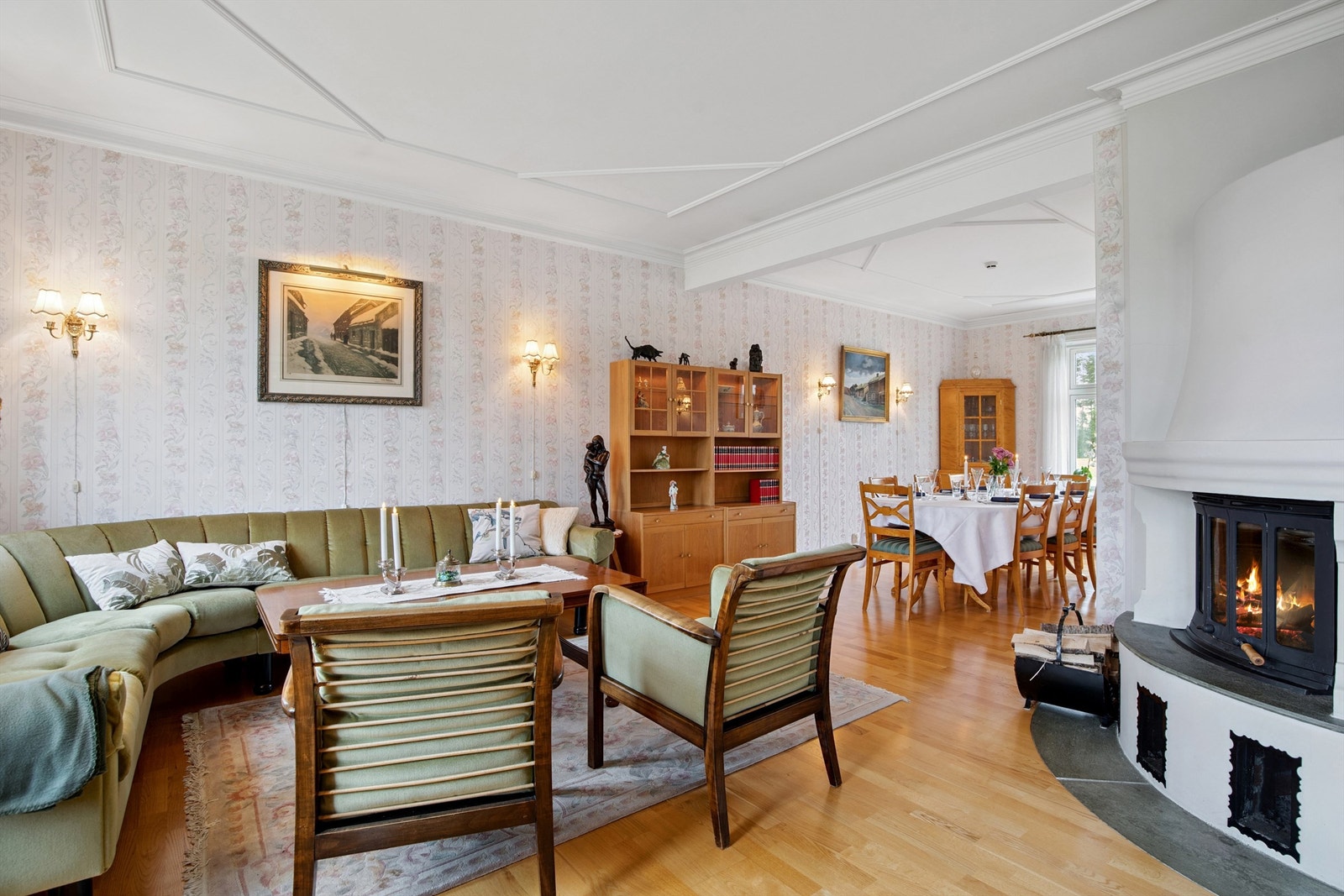 Stue/spisestue er gjennomgående, med dagslyset inn fra to sider. Galleribilde