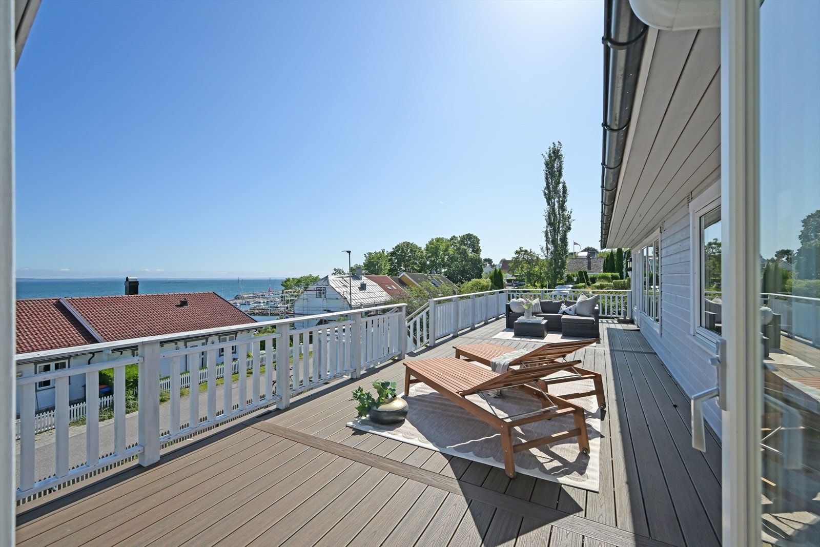 Nydelig veranda med en storslagen utsikt til Oslofjorden. Galleribilde