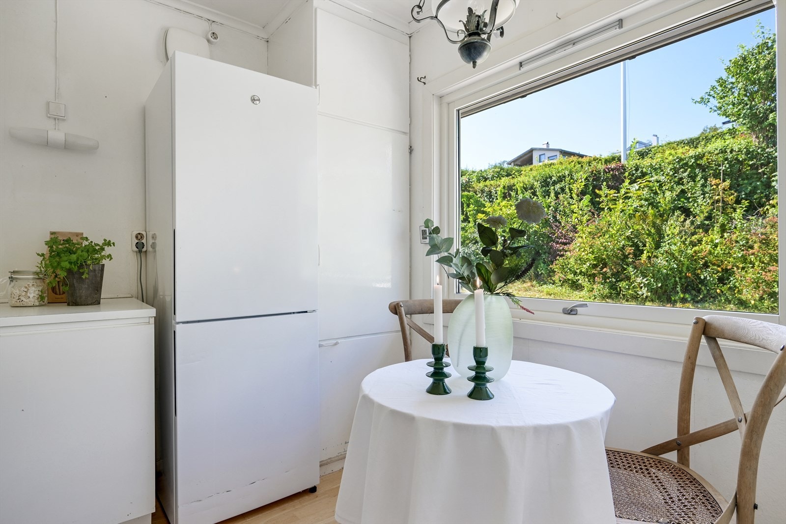 Koselig spiseplass ved vinduet på kjøkkenet. Galleribilde